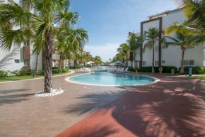 Cozy 2-bedroom apartment with pool view in beach-front complex